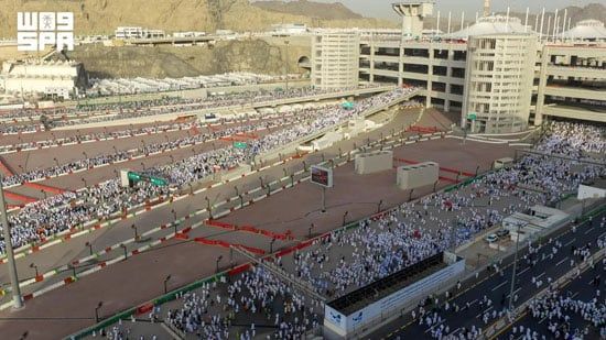حجاج بيت الله الحرام يرمون جمرة العقبة يوم النحر 1 حجاج بيت الله الحرام يرمون جمرة العقبة يوم النحر 1