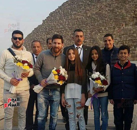 ميسي مع الاطفال فى زيارته للاهرامات