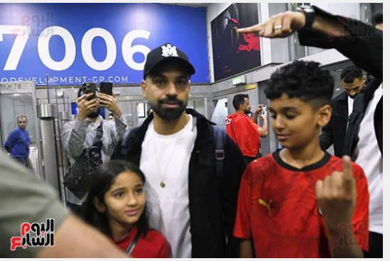 الأطفال في وداع محمد صلاح بالمطار
