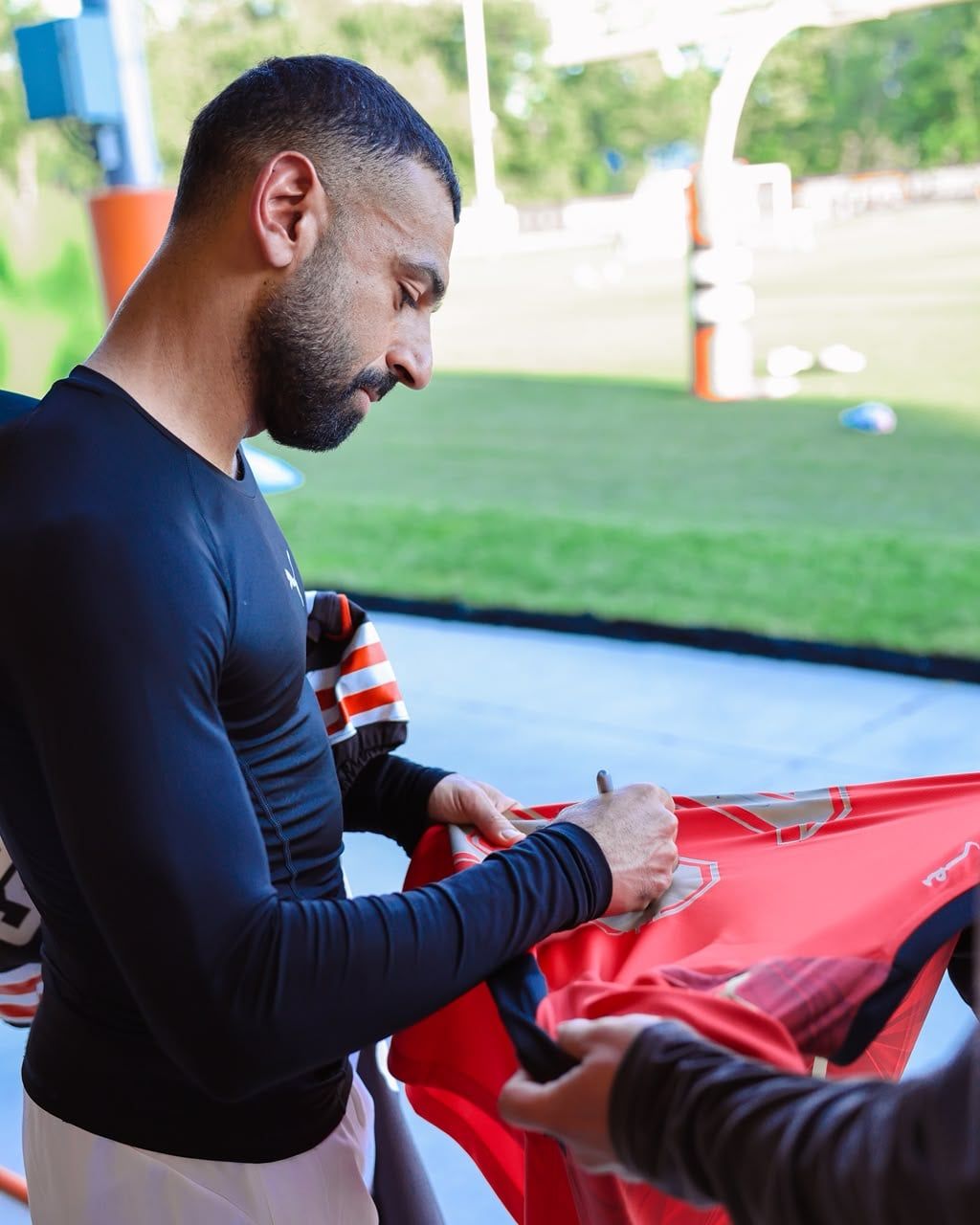 محمد صلاح يوقع علي تيشيرت المنتخب