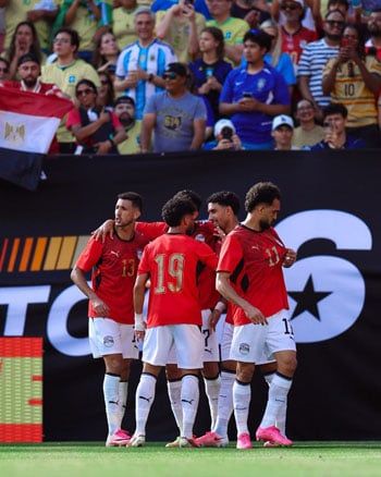 لاعبى منتخب مصر يحتفلون بهدف زيكو لاعبى منتخب مصر يحتفلون بهدف زيكو