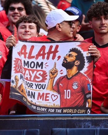 تحية الجمهور لمحمد صلاح