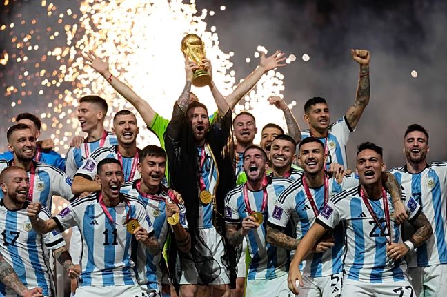 ميسي يرفع كأس العالم ميسي يرفع كأس العالم