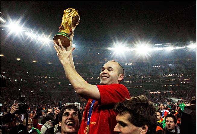 إنييستا يرفع كأس العالم إنييستا يرفع كأس العالم
