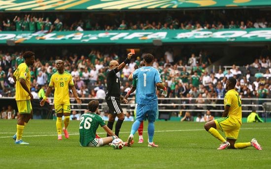 يايا سيتول مدافع جنوب أفريقيا يسجل أول حالة طرد في كأس العالم 2026