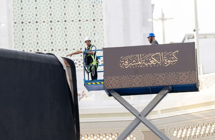 تغير كسوة الكعبة المشرفة تغير كسوة الكعبة المشرفة
