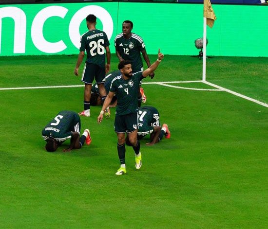 احتفال لاعبى السعودية بهدف عبدالإله العمري احتفال لاعبى السعودية بهدف عبدالإله العمري