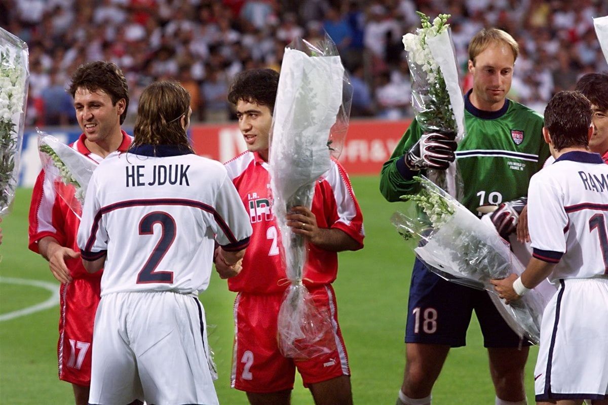 مهدي مهدويكيا قبل بدء مباراة إيران وأمريكا في مونديال 1998