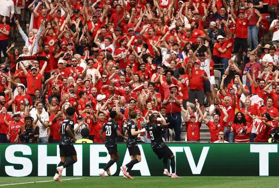 احتفال لاعبى منتخب كندا بهدف سايل لارين احتفال لاعبى منتخب كندا بهدف سايل لارين