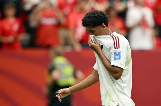 طرد همام الأمين لاعب منتخب قطر طرد همام الأمين لاعب منتخب قطر
