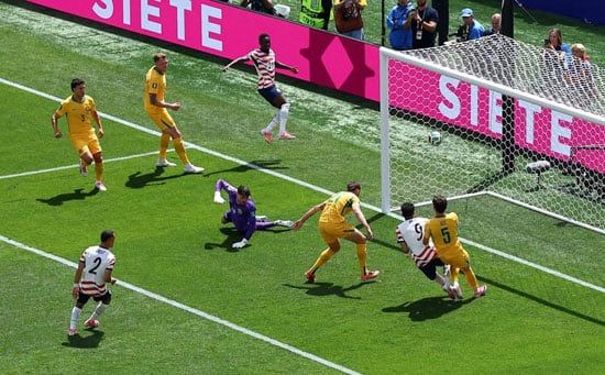 كاميرون بورجس لاعب أستراليا يسجل هدف بالخطأ