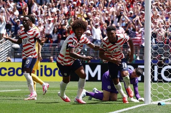 احتفال أليكس فريمان ولاعبى أمريكا بالهدف