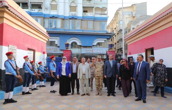 في
      بداية
      العام
      الدراسي
      ..
      محافظ
      دمياط
      تشهد
      تسليم
      250
      مقعدا
      للمدارس