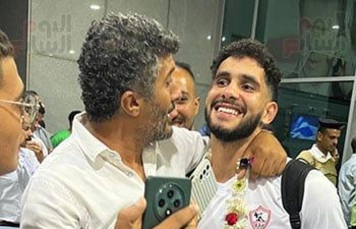 احتفالات بالورود فى استقبال بعثة الزمالك بمطار القاهرة.. صور