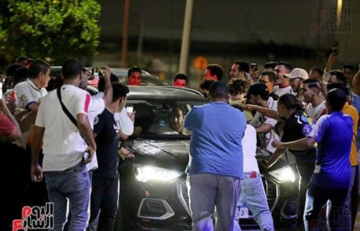 جمهور الزمالك يهتف لعمر جابر من المطار: "الولا ولا أهو .. ابن النادى أهو"