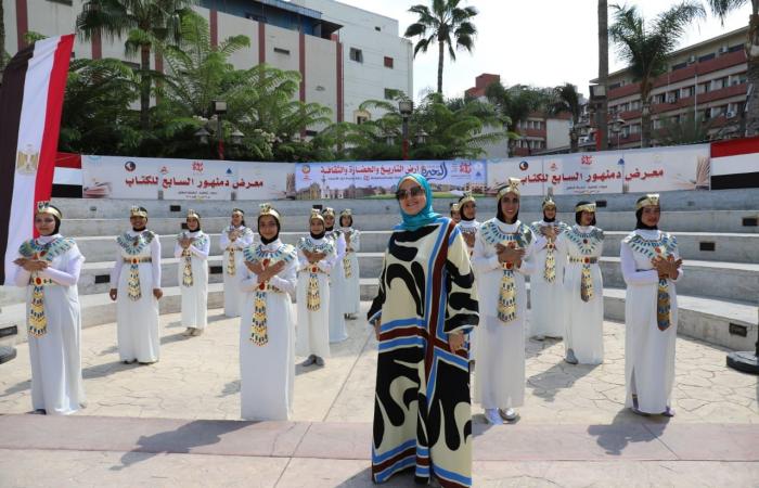 محافظ
      البحيرة
      ورئيس
      هيئة
      الكتاب
      يفتتحان
      الدورة
      الـ7
      لمعرض
      دمنهور|
      صور