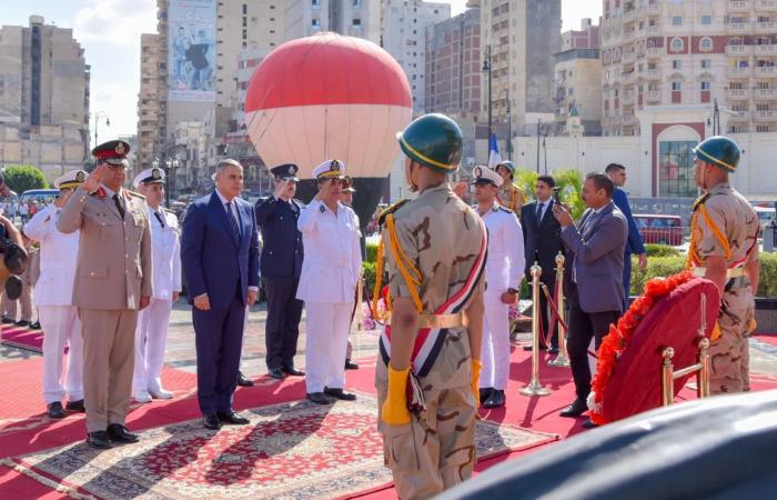 عيد
      نصر
      أكتوبر
      الـ
      51..
      محافظ
      الإسكندرية
      يضع
      إكليلا
      ًمن
      الزهور
      على
      النصب
      التذكاري
      للشهداء