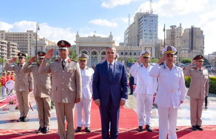 عيد
      نصر
      أكتوبر
      الـ
      51..
      محافظ
      الإسكندرية
      يضع
      إكليلا
      ًمن
      الزهور
      على
      النصب
      التذكاري
      للشهداء