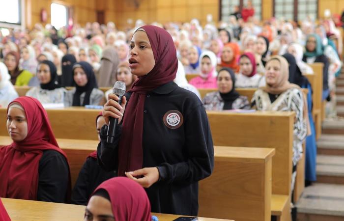 جامعة
      دمنهور
      تعقد
      ندوة
      "انتصارات
      أكتوبر
      والهوية
      الوطنية"