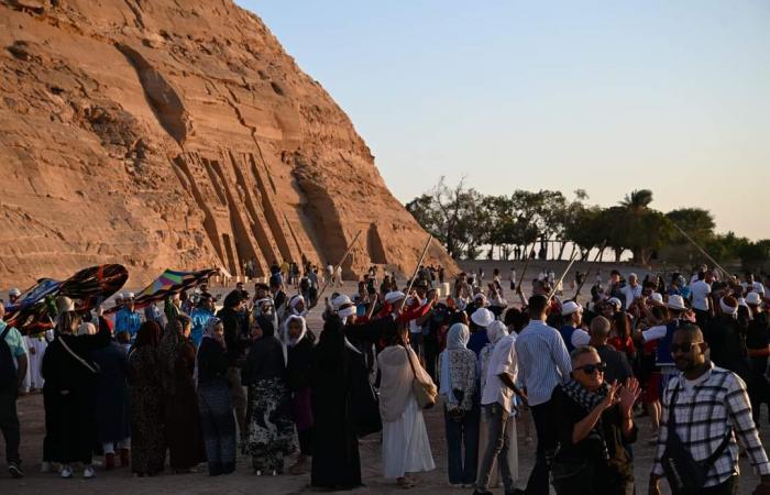 في
      حضور
      الآلاف..
      وزارة
      الثقافة
      تقدم
      عروضًا
      فنية
      متنوعة
      احتفالًا
      بتعامد
      الشمس
      في
      معبد
      "أبو
      سمبل"