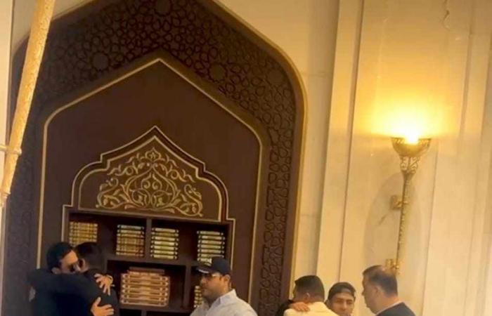 يبكي
      في
      أحضان
      حمادة
      هلال..
      لحظة
      وصول
      جثمان
      والدة
      الفنان
      أحمد
      عصام
      لأداء
      صلاة
      الجنازة