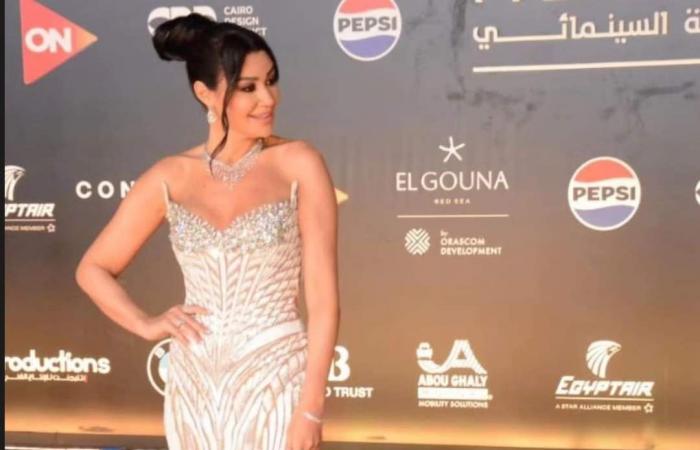 فنانات
      خطفت
      الأضواء
      بالريش
      في
      افتتاح
      مهرجان
      الجونة
      السينمائي
      ..
      أبرزهن
      نيللي
      كريم