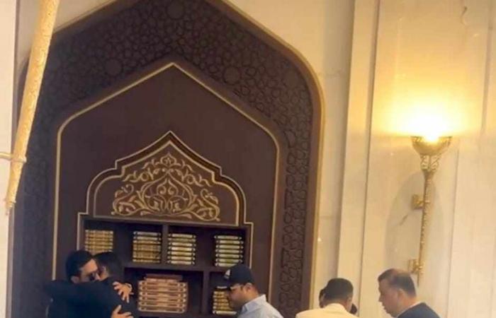 يبكي
      في
      أحضان
      حمادة
      هلال..
      لحظة
      وصول
      جثمان
      والدة
      الفنان
      أحمد
      عصام
      لأداء
      صلاة
      الجنازة