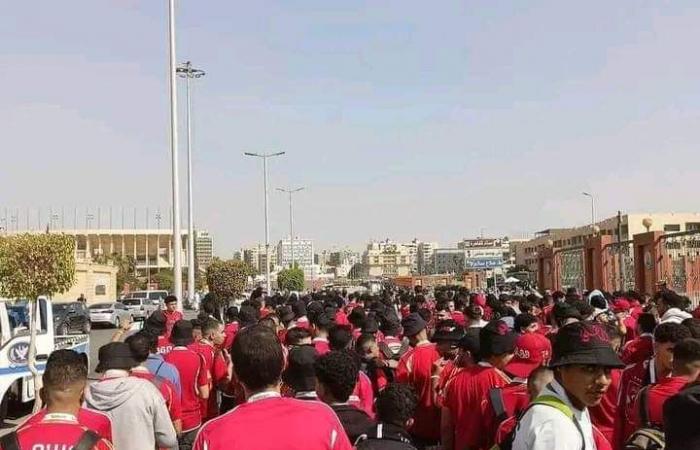 كأس
      إنتركونتيننتال..
      جماهير
      الأهلي
      أمام
      بوابات
      استاد
      القاهرة
      قبل
      مباراة
      العين
      الإماراتي