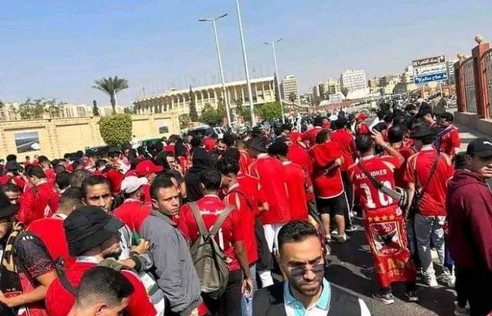 كأس
      إنتركونتيننتال..
      جماهير
      الأهلي
      أمام
      بوابات
      استاد
      القاهرة
      قبل
      مباراة
      العين
      الإماراتي