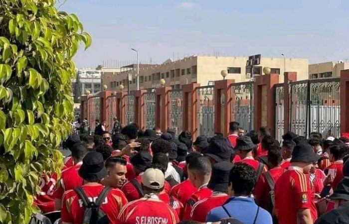 كأس
      إنتركونتيننتال..
      جماهير
      الأهلي
      أمام
      بوابات
      استاد
      القاهرة
      قبل
      مباراة
      العين
      الإماراتي