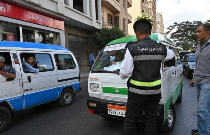 حملات
      مرورية
      مكبرة
      لضبط
      الخارجين
      عن
      القانون
      في
      البحيرة..
      صور