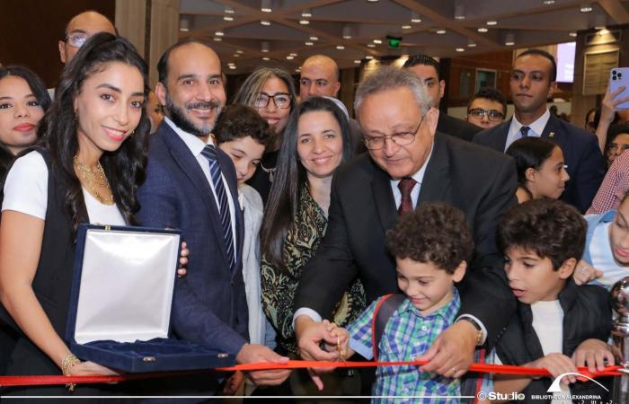 مدير
      مكتبة
      الإسكندرية
      يفتتح
      معرضين
      فنيين
      في
      الاحتفالية
      التاسعة
      لمدرسة
      الفنون