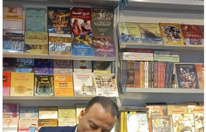 بسام
      عبد
      السميع
      يوقع
      رواية
      "خطيئة
      العمر"
      بمعرض
      الشارقة
      للكتاب