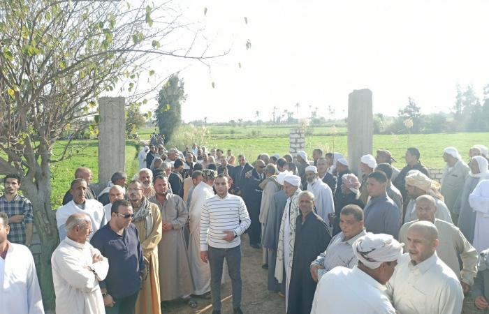 جنازة
      شعبية
      للبطل
      الراحل
      محمد
      المصري
      صائد
      الدبابات
      بمسقط
      رأسه
      في
      البحيرة