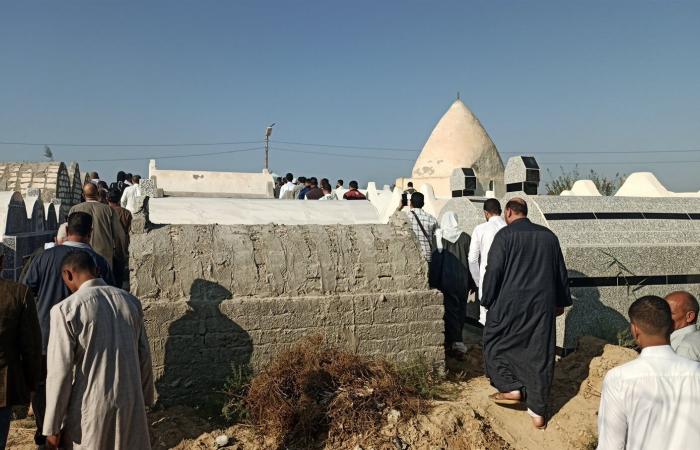 جنازة
      شعبية
      للبطل
      الراحل
      محمد
      المصري
      صائد
      الدبابات
      بمسقط
      رأسه
      في
      البحيرة