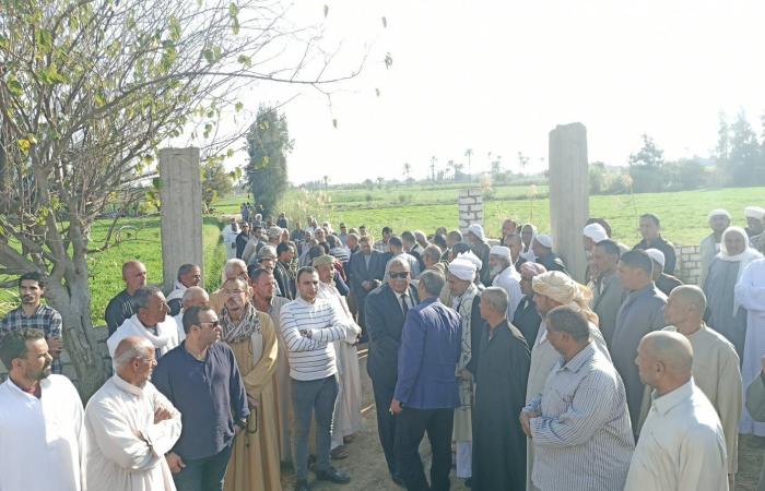 جنازة
      شعبية
      للبطل
      الراحل
      محمد
      المصري
      صائد
      الدبابات
      بمسقط
      رأسه
      في
      البحيرة