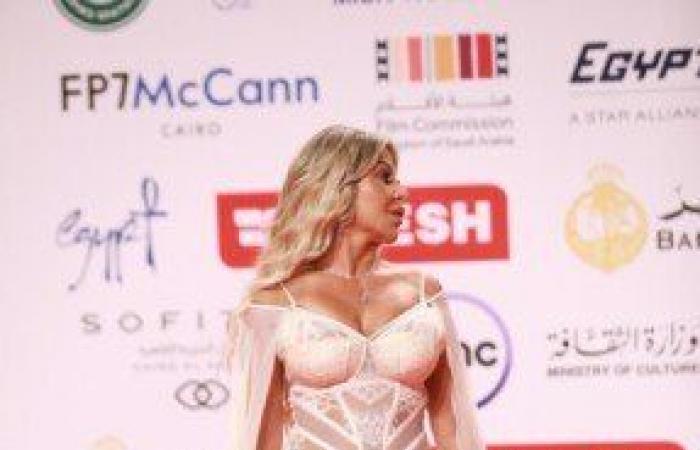 رزان
      مغربي
      تخطف
      الأنظار
      بإطلالة
      جريئة
      في
      افتتاح
      مهرجان
      القاهرة
      السينمائي
      بدورته
      الـ
      45