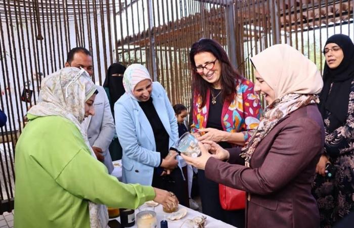 في
      مركب
      نيلي
      ..
      نائب
      محافظ
      دمياط
      تتفقد
      المدينة
      الآمنة
      للسيدات