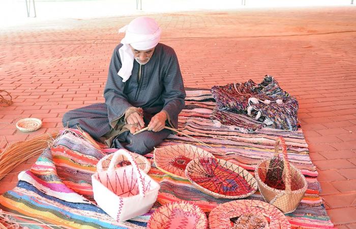 رئيس
      الوزراء
      يتفقد
      القرية
      التراثية
      بالخارجة
      ..
      ومعرض
      أيادي
      مصر