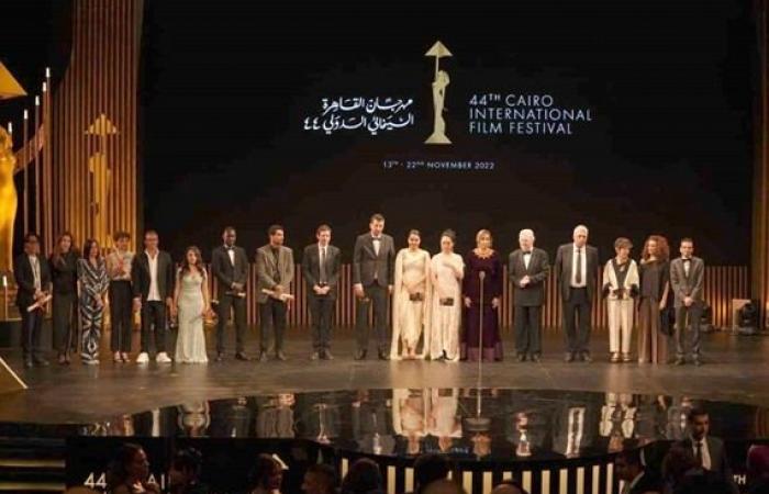 شاهد
      لحظة
      طرد
      فنان
      شهير
      من
      مهرجان
      القاهرة
      السينمائي