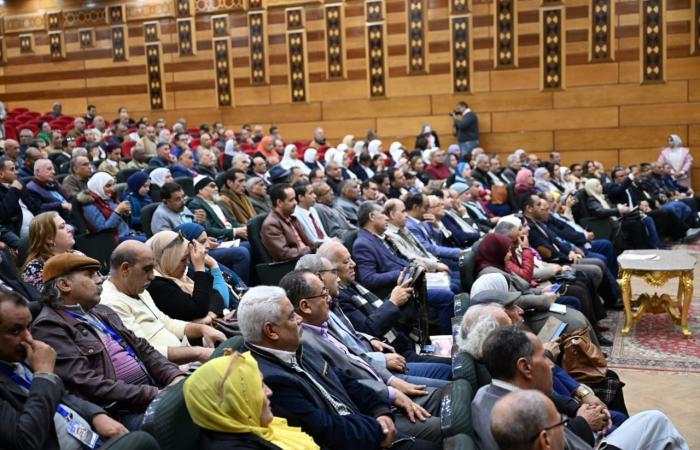 مؤتمر
      أدباء
      مصر
      يثمن
      قرارات
      مصر
      لدعم
      مطالب
      الشعب
      الفلسطيني