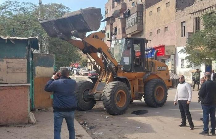 رئيس
      حي
      العجوزة
      يقود
      حملات
      مكبرة
      لإزالة
      مخالفات
      البناء
      ورفع
      الاشغالات