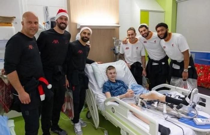 قبل
      الكريسماس:
      محمد
      صلاح
      يزور
      مستشفى
      للأطفال
      في
      مدينة
      ليفربول
      (صور)