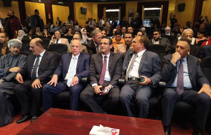 الصحفيين
      تفتتح
      مؤتمرها
      العام
      بحضور 
      دولى
      وعربى
      ..البلشى
      يؤكد:
      النقابة
      منصة
      لكل
      المصريين
      للتعبير
      عن
      قضاياهم
      وأحلامهم
      وأزماتهم..
      عبد
      المجيد:
       فرصة
      لمناقشة
      مستقبل
      الصحافة..فيديو
      وصور