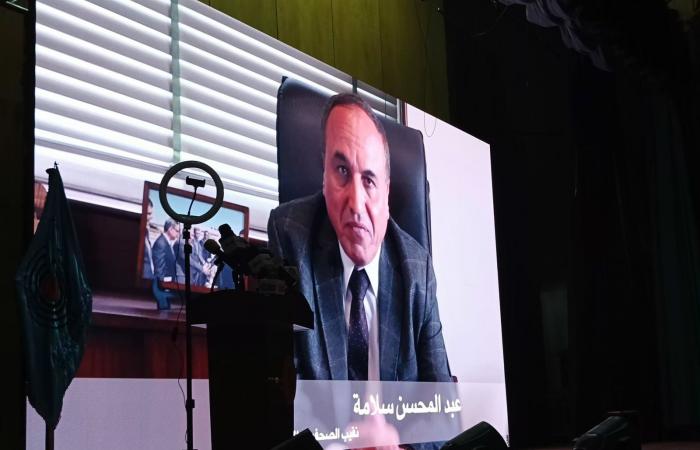 الصحفيين
      تفتتح
      مؤتمرها
      العام
      بحضور 
      دولى
      وعربى
      ..البلشى
      يؤكد:
      النقابة
      منصة
      لكل
      المصريين
      للتعبير
      عن
      قضاياهم
      وأحلامهم
      وأزماتهم..
      عبد
      المجيد:
       فرصة
      لمناقشة
      مستقبل
      الصحافة..فيديو
      وصور