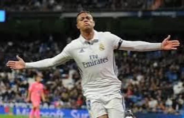 صحيفة
      ماركا
      الإسبانية..
      الأهلي
      يفاوض
      نجم
      ريال
      مدريد
      السابق
      لتدعيم
      صفوف
      الفريق