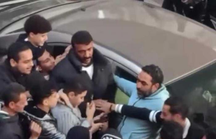 أحمد
      العوضي
      عن
      إلتفاف
      الجمهور
      حوله:
      فيديو
      أبرك
      عندي
      من
      100
      مليون..
      أخواتي
      العشق