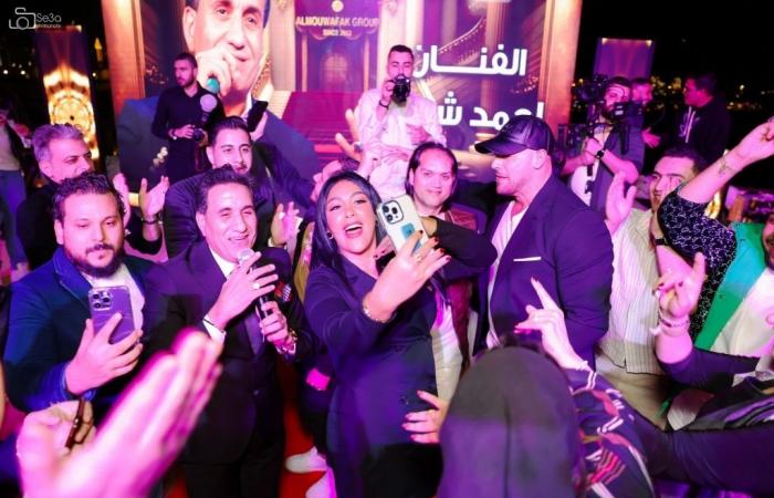 تكريم
      مصطفى
      خاطر
      وأحمد
      شيبة
      في
      حفل
      توزيع
      جوائز
      STARS
      بدبي