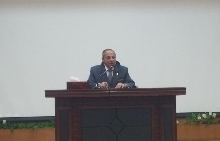 محافظ
      بورسعيد:
      المحافظة
      ليس
      بها
      أزمة
      وظائف