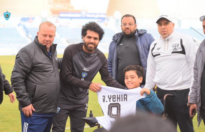 غزل
      المحلة
      يكرم
      الطفل
      بدر
      شعبان..
      ورئيس
      النادي
      يهديه
      كرسيًا
      كهربائيًا|
      صور